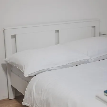 Flat Near Castle Stylish & Prime Location 5