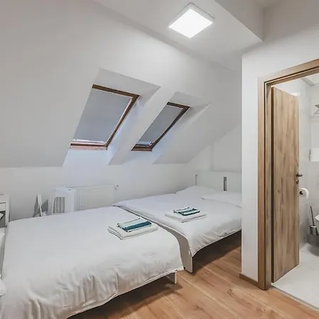Flat Near Castle Stylish & Prime Location 5 Daire