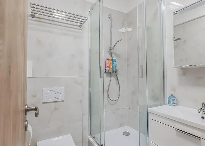 Flat Near Castle Stylish & Prime Location 5 Apartment
